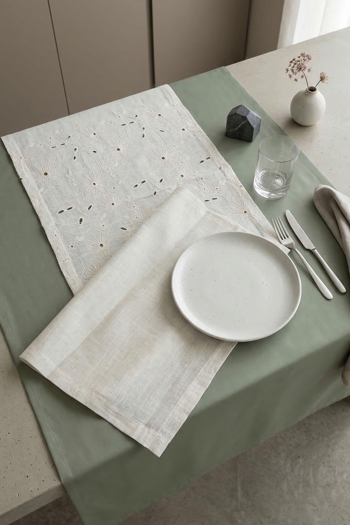 Britain Embroidered Stain-Resistant Runner (40 x 120 cm)
