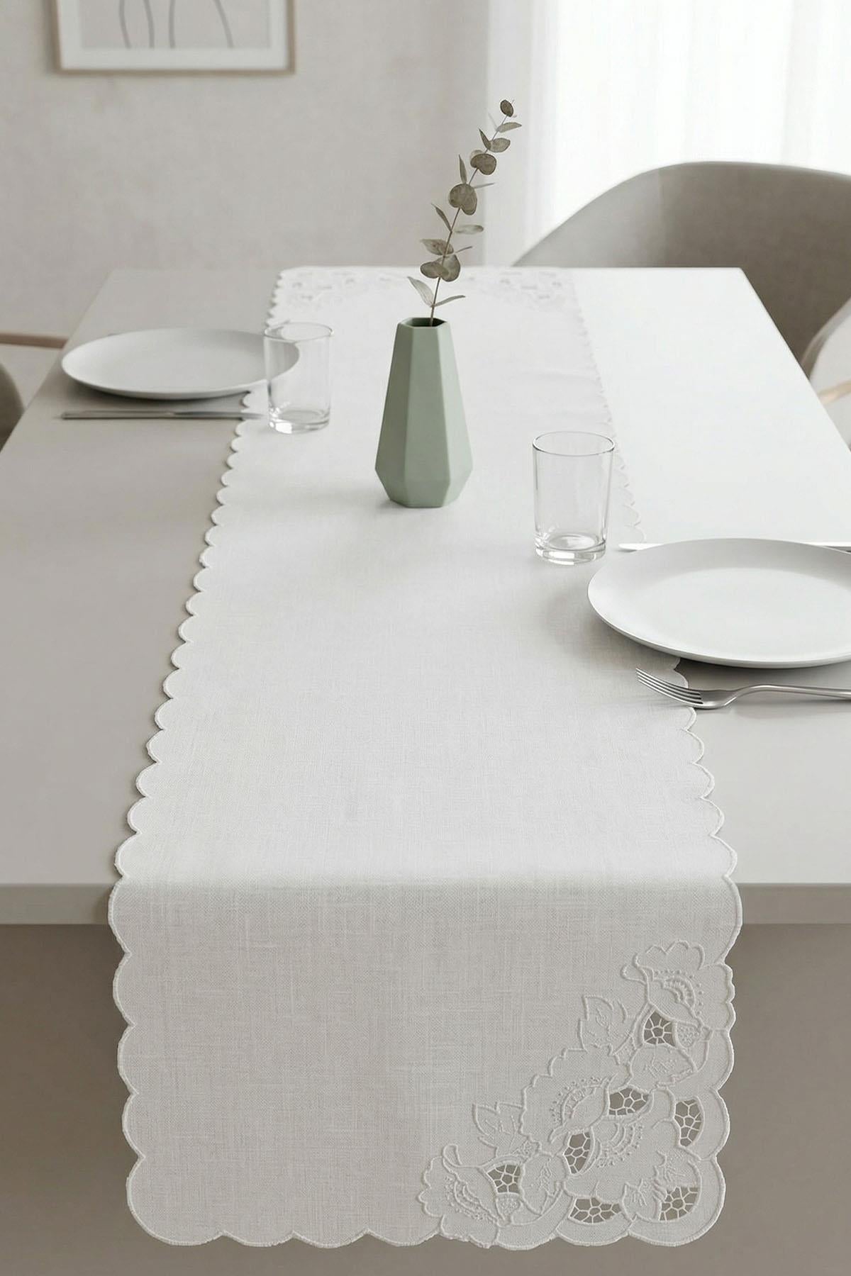 Hole-embroidered Stain-resistant Non-iron Runner (40 x 130 cm)