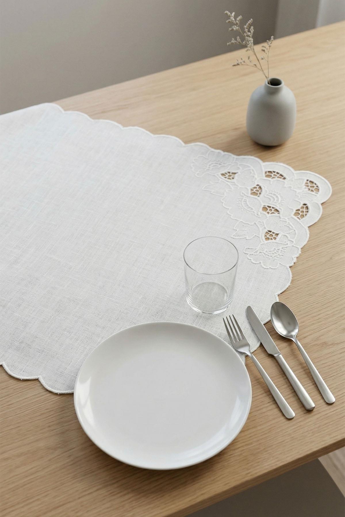 Hole-embroidered Stain-resistant Non-iron Runner (40 x 130 cm)