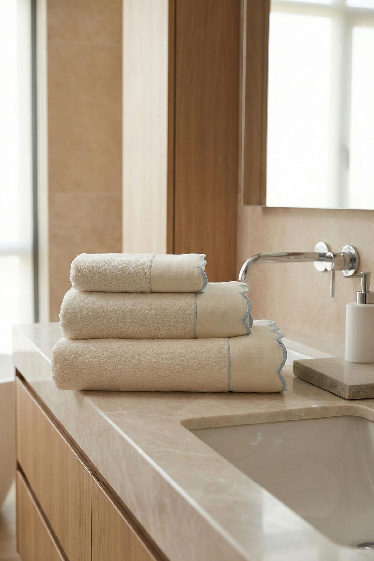 منشفة حمام إيلورا المخططة والمطرزة (90 × 150 سم)