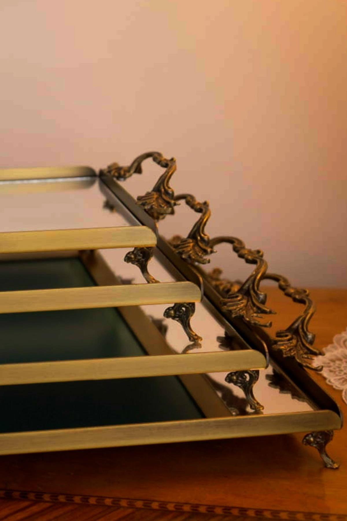 Eskitme görünümlü, zarif kulplu metal mini tepsi, aynalı yüzey ve dekoratif ayaklar.