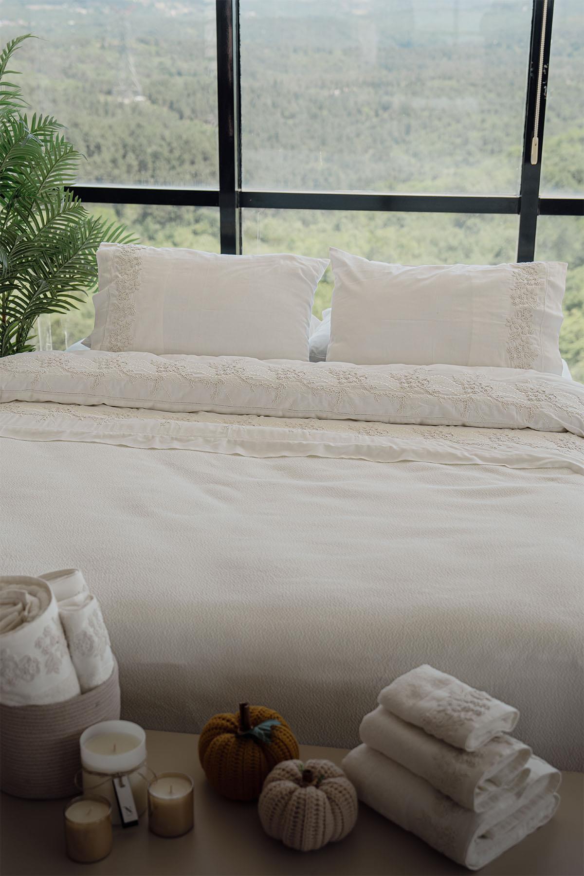 Madeira 3D Knitted Flower Embroidered Double 7 Piece Duvet Cover + Blanket Set