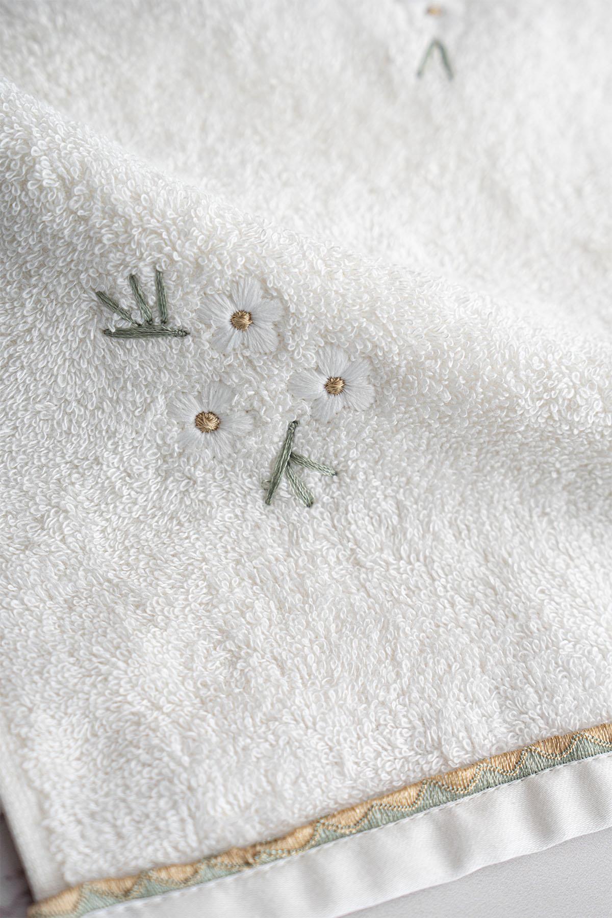 Nadia Daisy Embroidered Bath Towel (90 x 150 cm)
