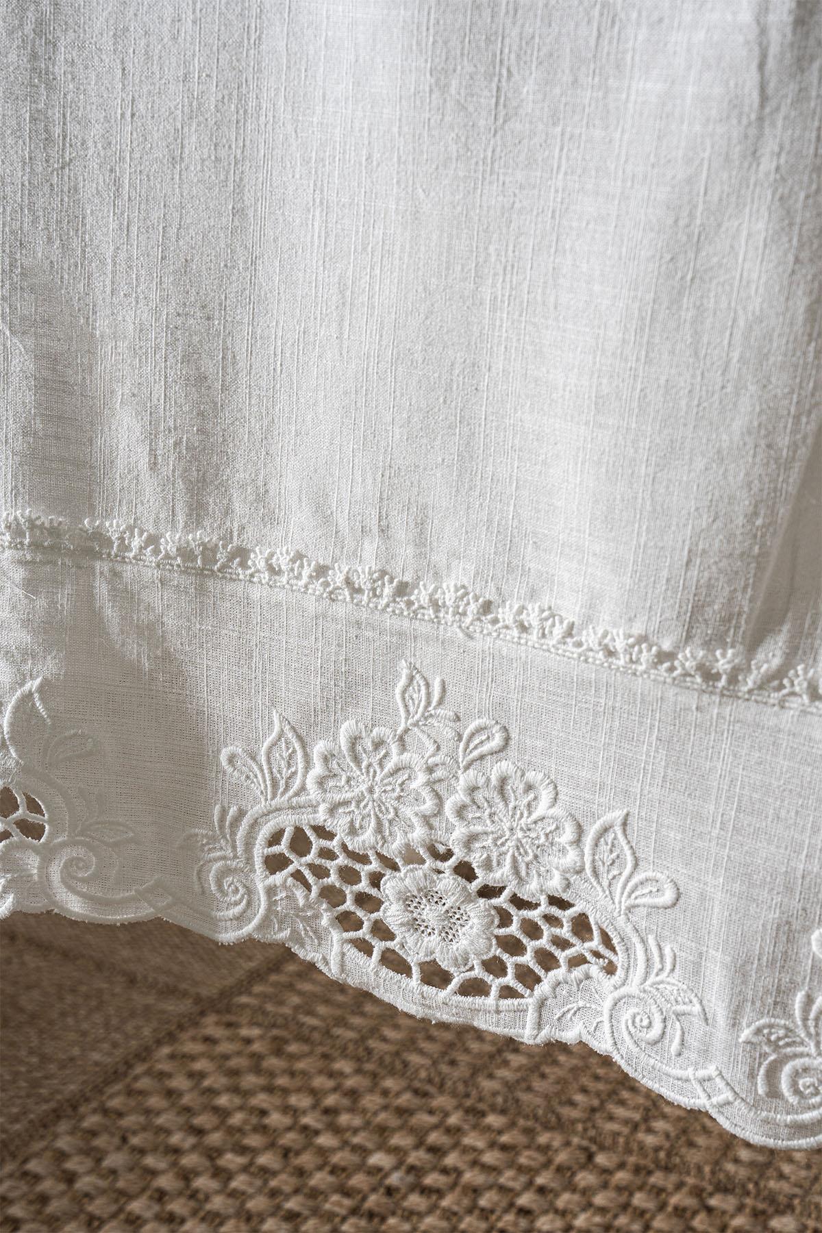 Puerta Flower Embroidered Stain-Resistant, Worry-Free Square Tablecloth (100 x 100 cm)
