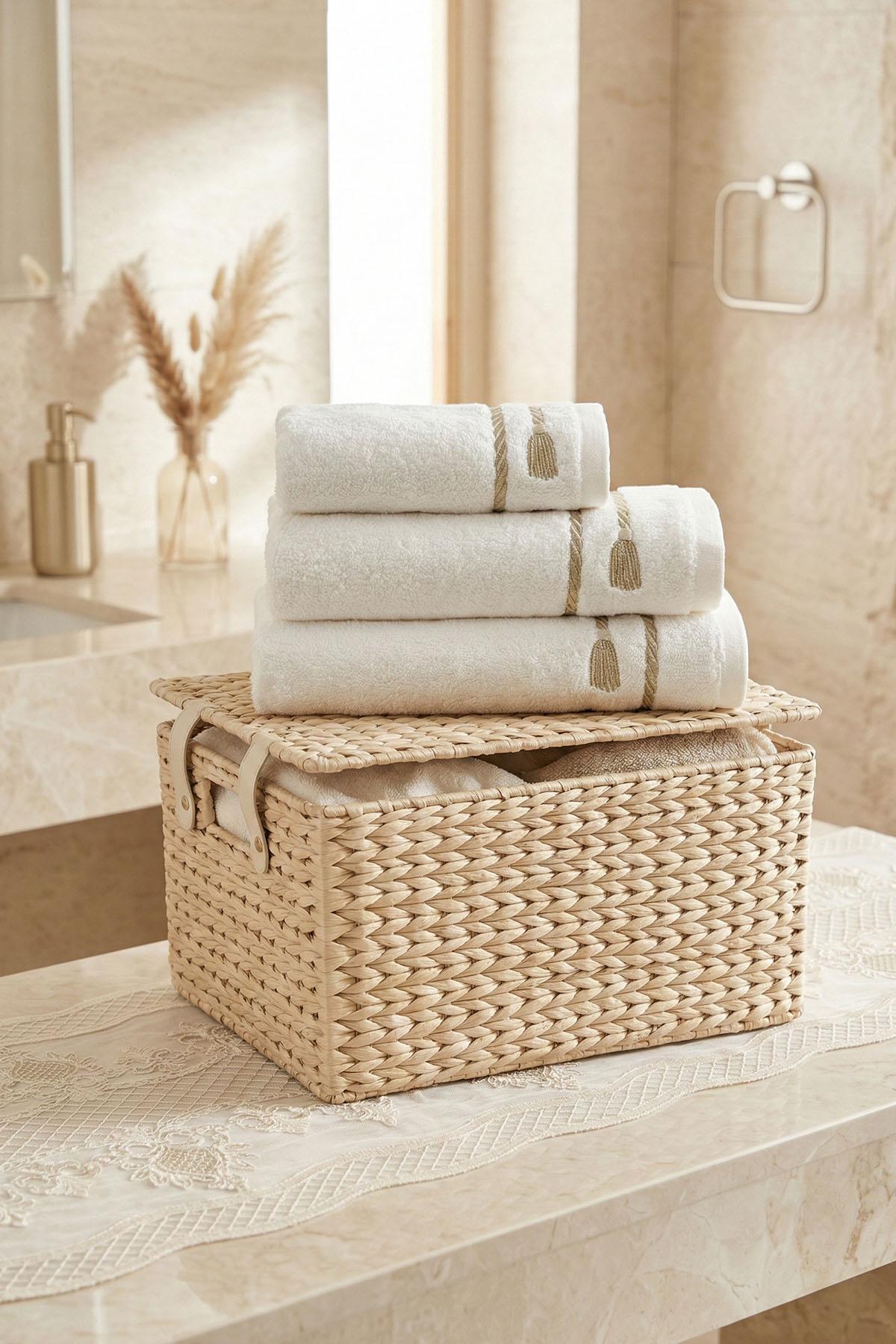 Roman Embroidered Bath Towel (90 x 150 cm)