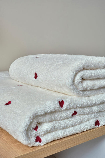 منشفة حمام مطرزة بقلب أموري (90 × 150 سم)