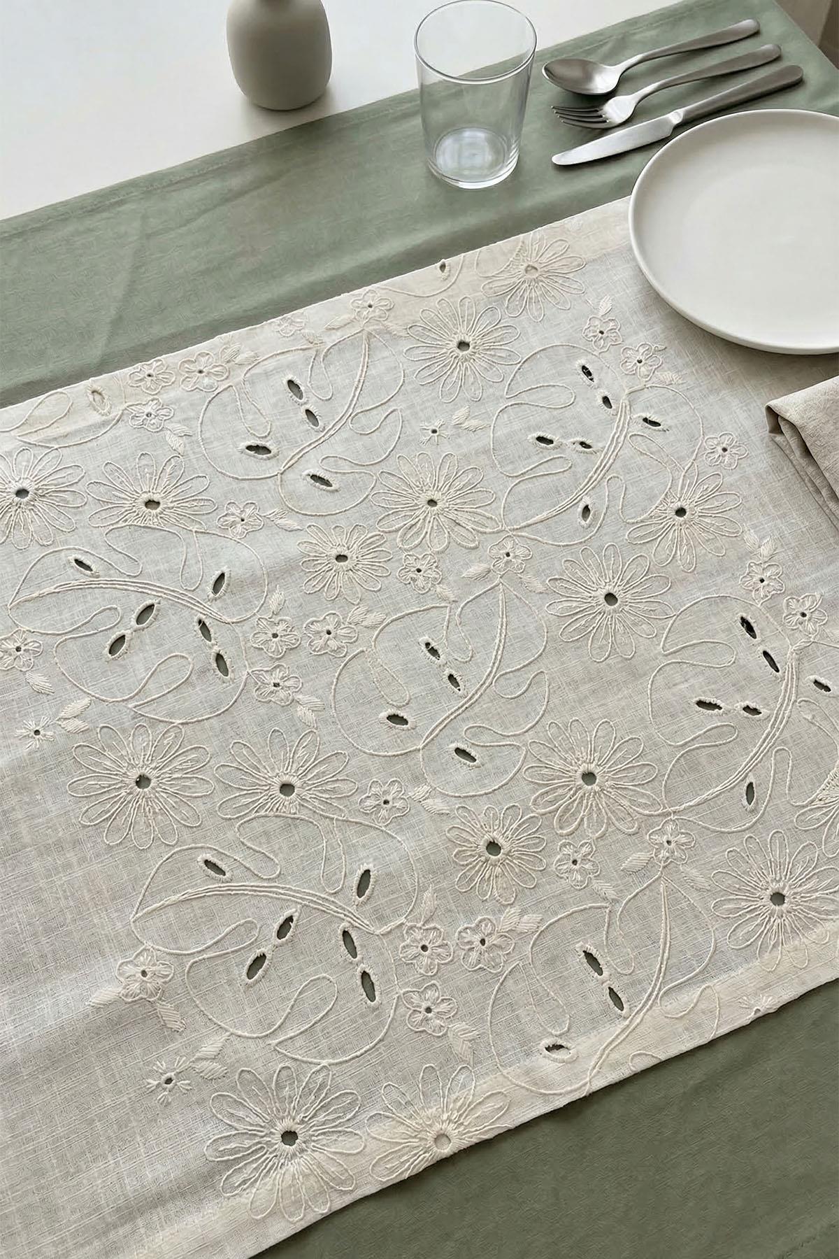 Britain Embroidered Stain-Resistant Runner (40 x 120 cm)