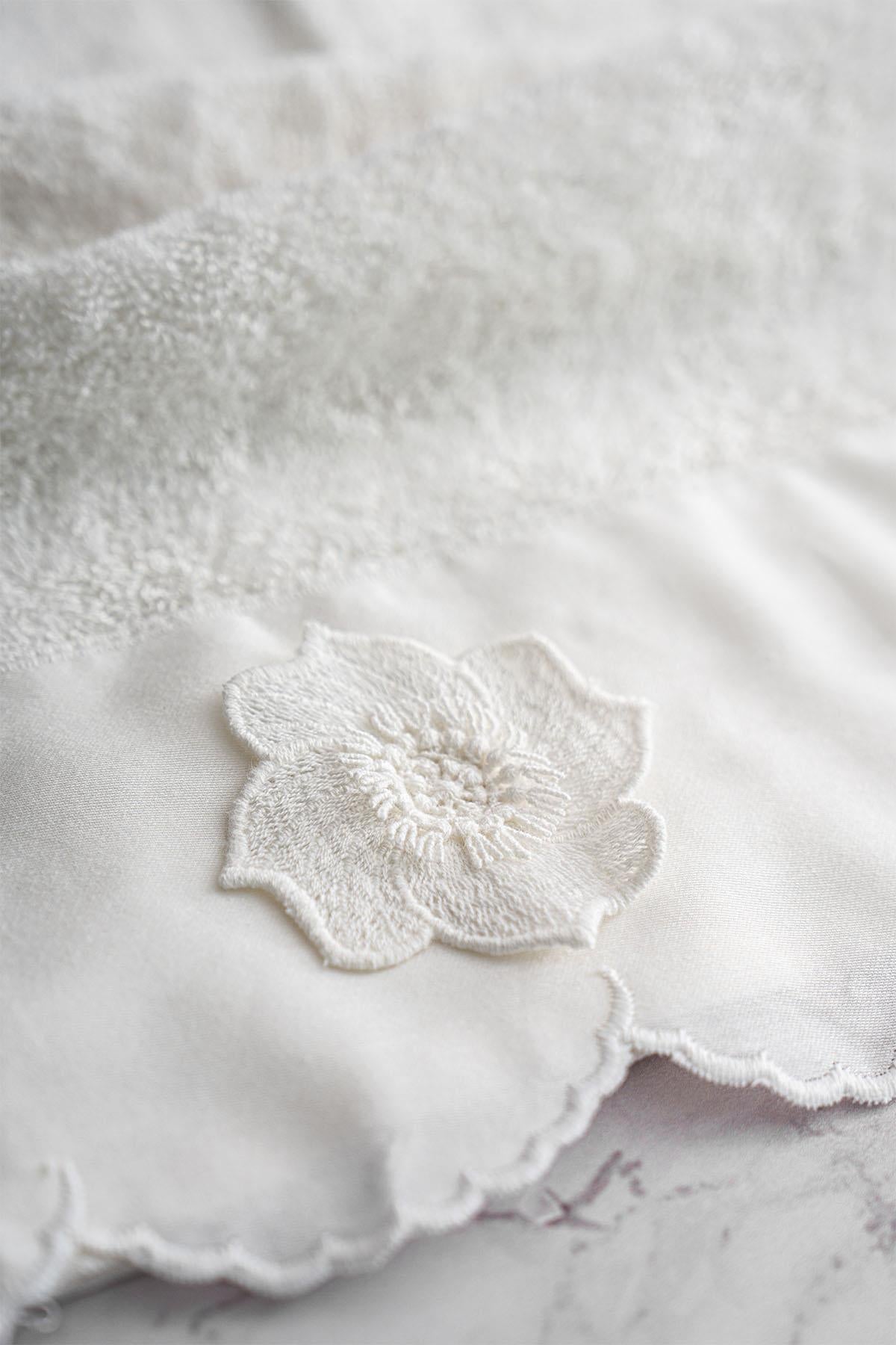 Hanzade Flower Embroidered Hand Towel (30 x 50 cm)