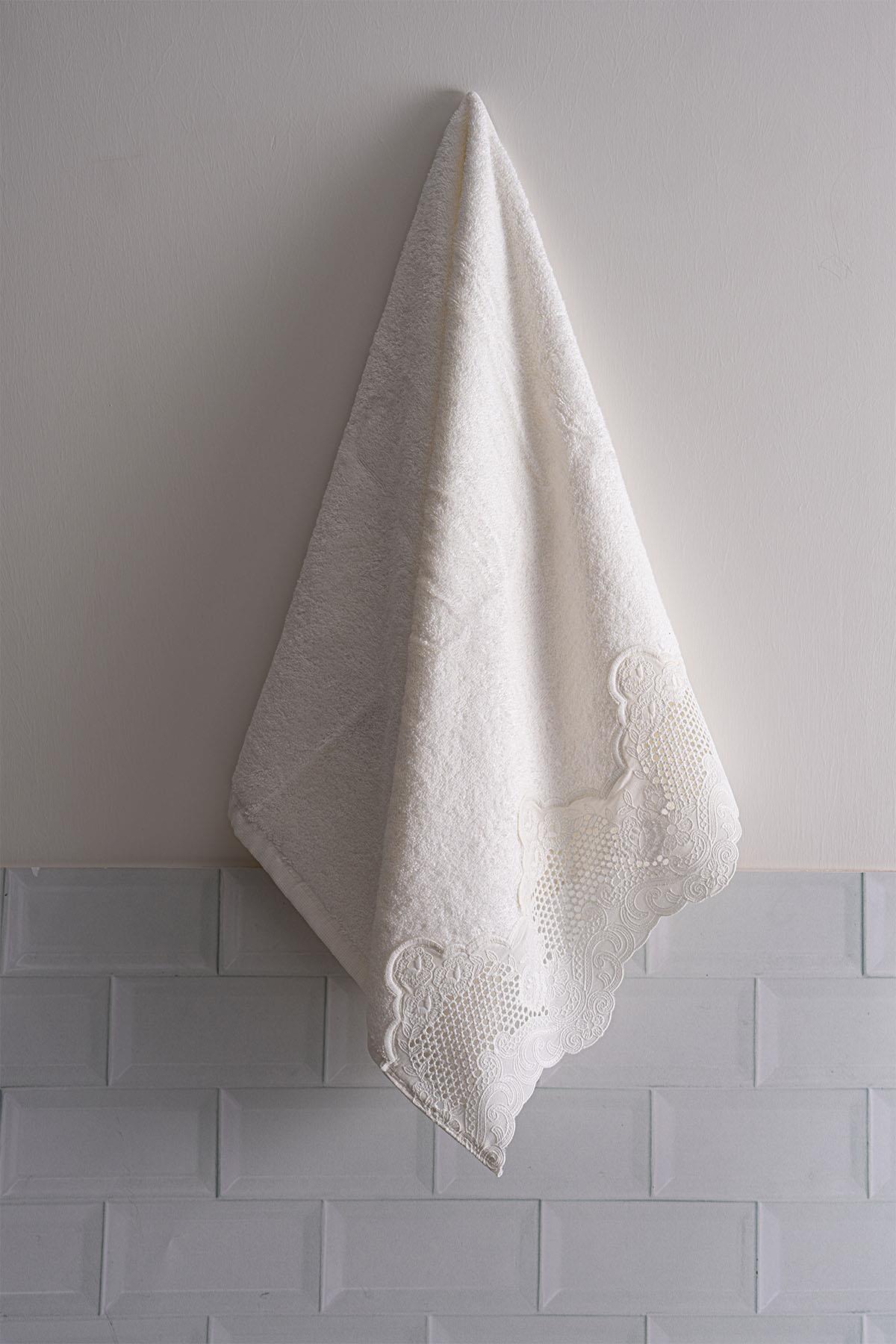Iris Embroidered Bath Towel (90 x 150 cm)