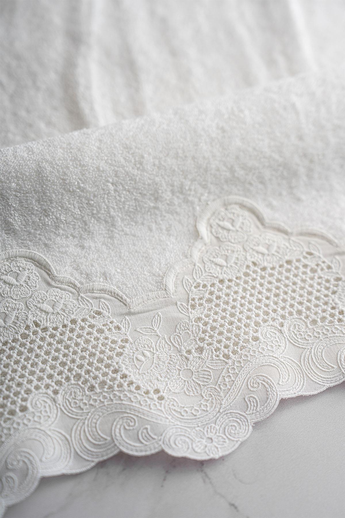 Iris Embroidered Bath Towel (90 x 150 cm)