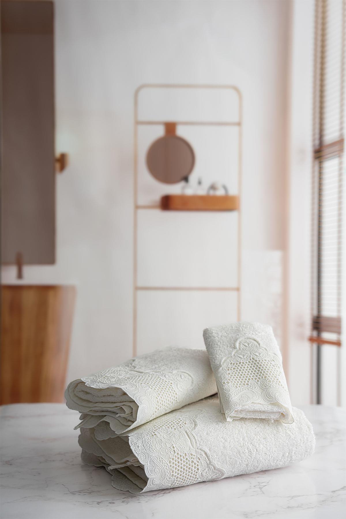Iris Embroidered Bath Towel (90 x 150 cm)