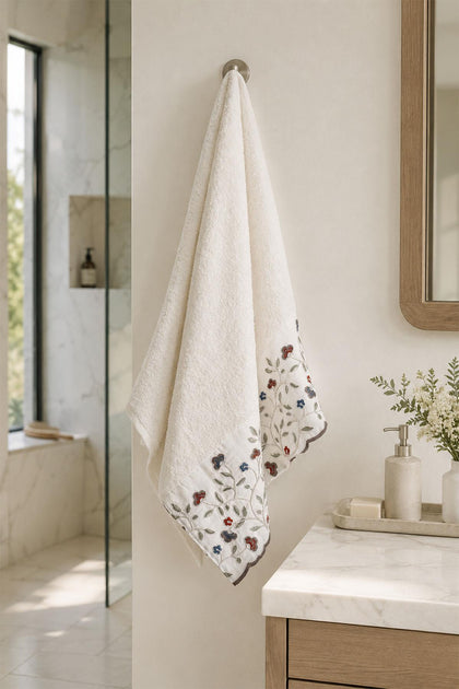 Livano Colorful Flower Embroidered Bath Towel (90 x 150 cm)