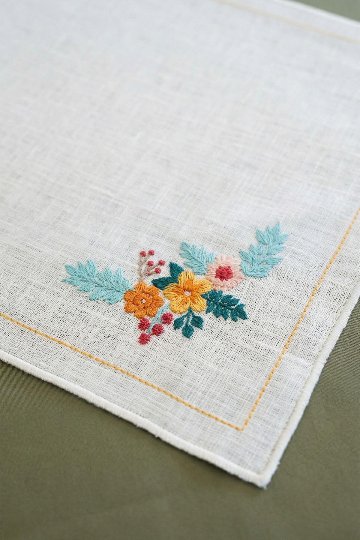 Oransis Floral Embroidered Stain-Resistant Worry-Free Placemat (35 x 50 cm)