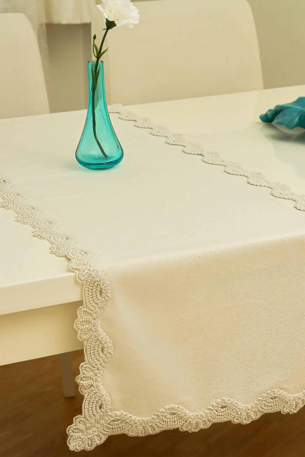 Krem dantel detaylı masa runnerı, modern yemek masasında dekoratif vazo ile